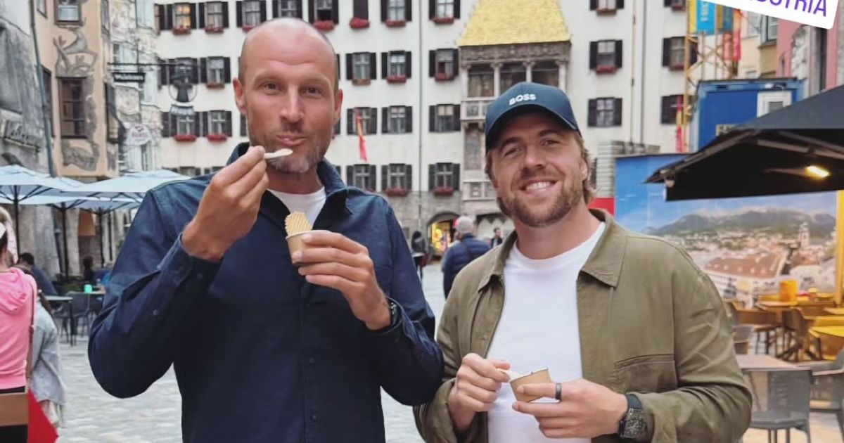Ein-Eisvergn-gen-der-anderen-Art-f-r-zwei-Skistars-vor-dem-Goldenen-Dachl-in-Innsbruck