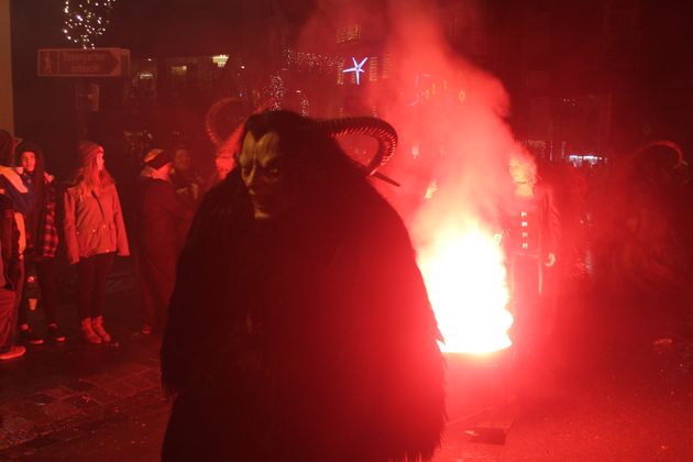 Kramsacher Bergtoifi beim Krampuslauf in Imst.