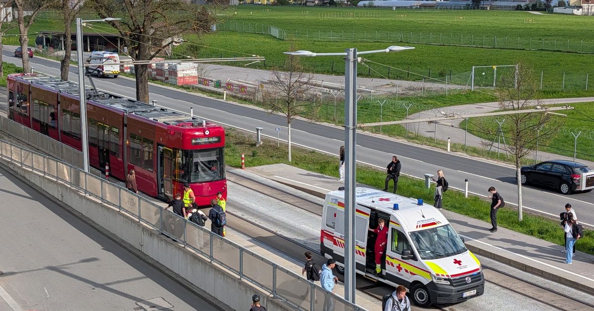 Warnsignal-berh-rt-16-J-hriger-in-Innsbruck-von-Stra-enbahn-angefahren-und-verletzt