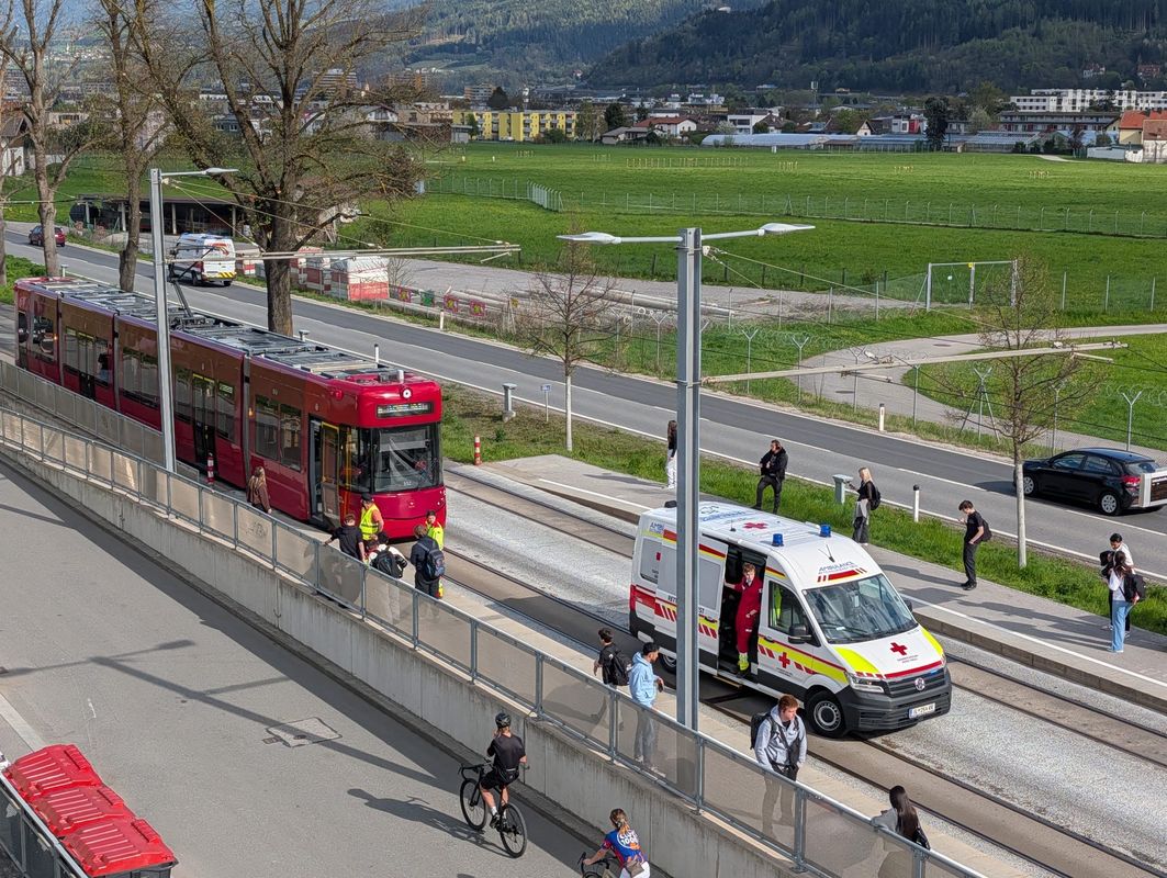 Warnsignal überhört: 16-Jähriger in Innsbruck von Straßenbahn angefahren und verletzt