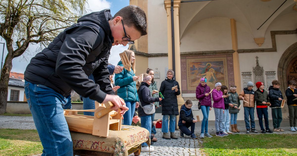 Klappern-statt-Kirchenglocken-In-Absam-stimmen-die-Ratschen-auf-das-Osterwochenende-ein