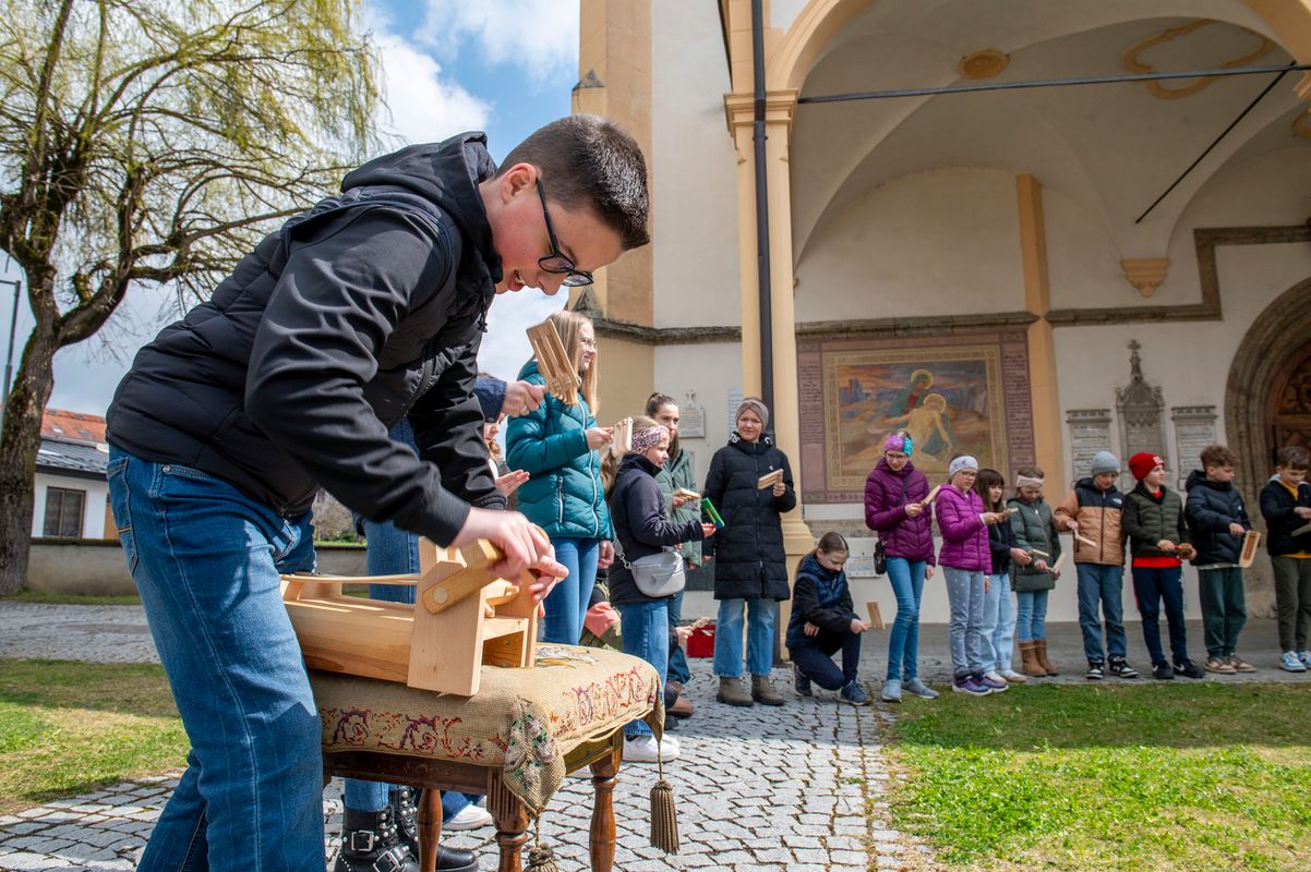Klappern statt Kirchenglocken: In Absam stimmen die Ratschen auf das Osterwochenende ein