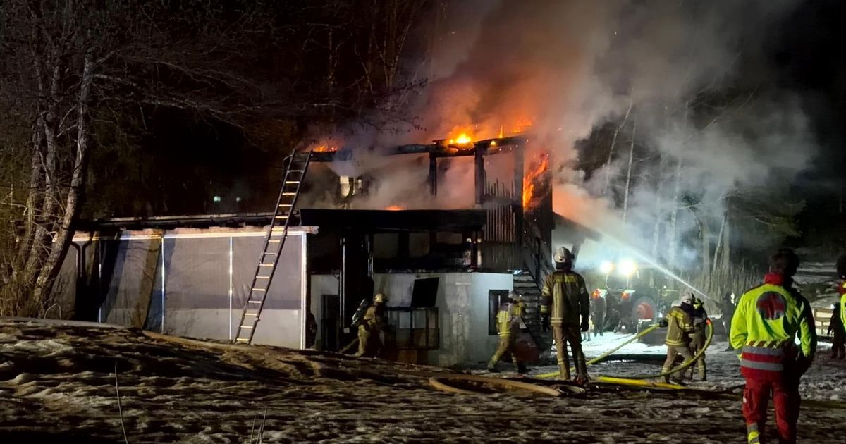 Gro-einsatz-der-Feuerwehr-Fieberbrunn-Ehemalige-Liftstation-stand-in-Vollbrand