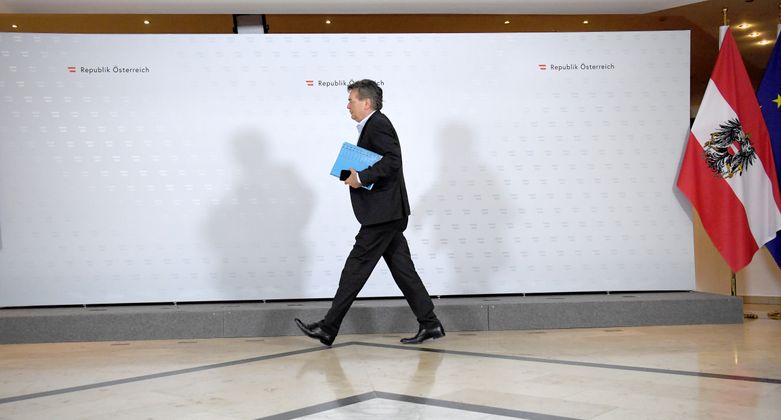 „Es wiehert der Amtsschimmel. (...) Die Republik ist auf Grüne in der Regierung nicht eingestellt." .... mit den Amtsgebräuchen tut  sich Vizekanzler Werner Kogler hier und da noch schwer.