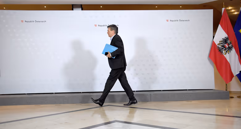 „Es wiehert der Amtsschimmel. (...) Die Republik ist auf Grüne in der Regierung nicht eingestellt." .... mit den Amtsgebräuchen tut  sich Vizekanzler Werner Kogler hier und da noch schwer.