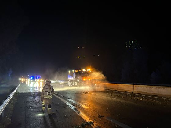 Bei Wiesing/Kramsach wurde die A12 von Bäumen und Ästen verlegt.