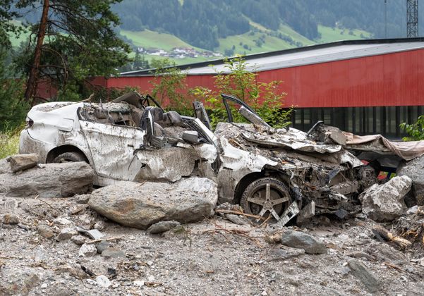 In Fulpmes entlud sich das Gewitter besonders heftig. Mindestens zwei Autos wurden von einer Mure mitgerissen.