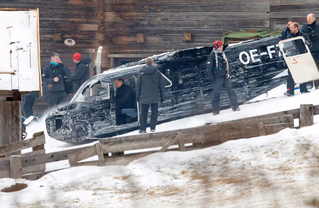 Daniel Craig macht sich im Flugzeugwrack bereit.