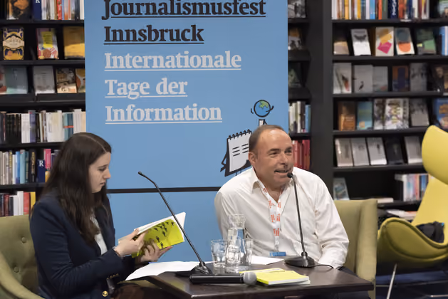 Reportagen über Tiere waren am Freitagabend in der Innsbrucker Buchhandlung Wagner´sche Thema: Der Chefredakteur des Schweizer Magazins "Reportagen" diskutierte mit Journalistin Barbara Bachmann.