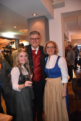 Die österreichische Weinkönigin Sophie Hromatka, BM Kitzbühel Klaus Winkler und LH Johanna Mikl-Leitner.