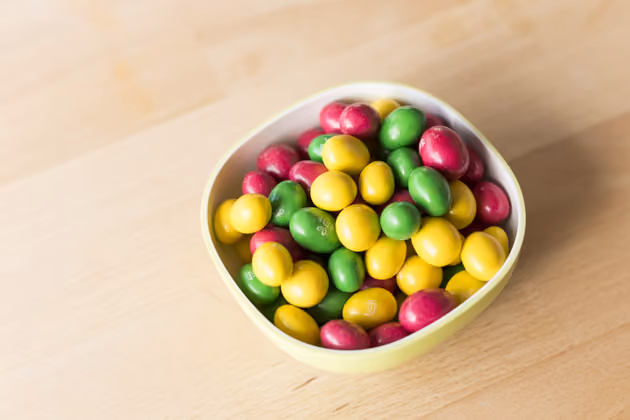 Runde, bunte Schokolinsen lassen den Hasen in die Torte tauchen.