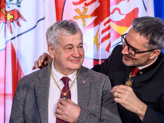 Verleihung Ehrenzeichen an Florian Mussner, früherer ladinischer Landesrat der Südtiroler Landesregierung.