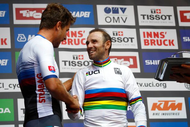 SONNTAG, 30.9.: Nach drei WM-Siegen gratulierte Peter Sagan seinem Nachfolger Alejandro Valverde zu Gold im Straßenrennen der Herren.