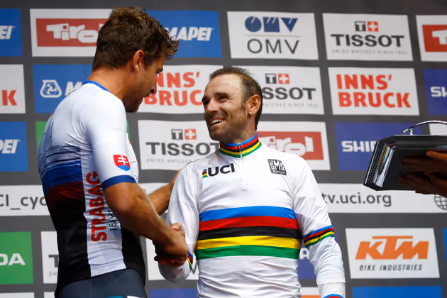 SONNTAG, 30.9.: Nach drei WM-Siegen gratulierte Peter Sagan seinem Nachfolger Alejandro Valverde zu Gold im Straßenrennen der Herren.