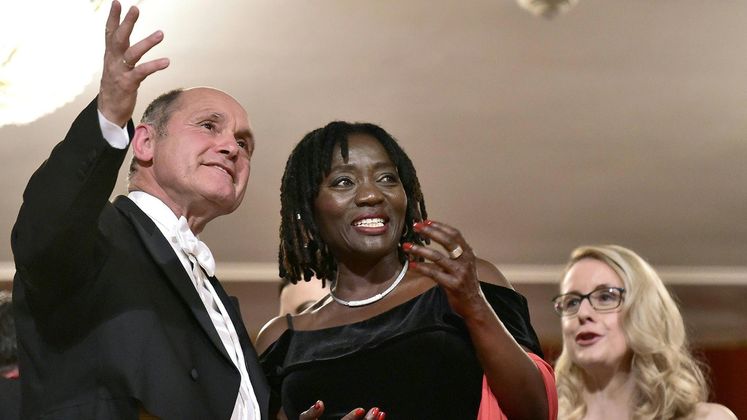 Nationalratspräsident Wolfgang Sobotka zeigt Auma Obama und Margarete Schramböck den Blick aus der Ehrenloge.