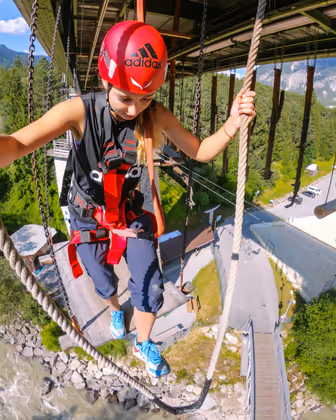 Überquere luftige Seilbrücken und Balancierbalken im höchsten Hochseilgarten Österreichs.