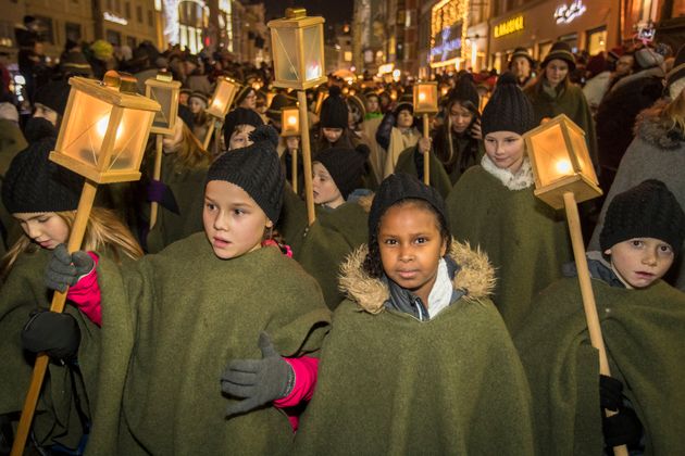 Auch als Hirten verkleidet begleiteten Hunderte Volks-, Mittel- und Musikschüler aus ganz Innsbruck den Christkindleinzug.