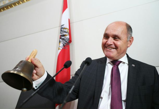 Sobotka kam auf 87,7 Prozent - das dritt-stärkste Ergebnis seit 1990. Nur Heinz Fischer (SPÖ) schnitt 1990 und 1999 besser ab. Vor zwei Jahren musste sich der damals frisch ins Hohe Haus eingezogene Ex-Innenminister noch mit dem schwächsten Ergebnis seit 1990 (61,3 Prozent) zufriedengeben.