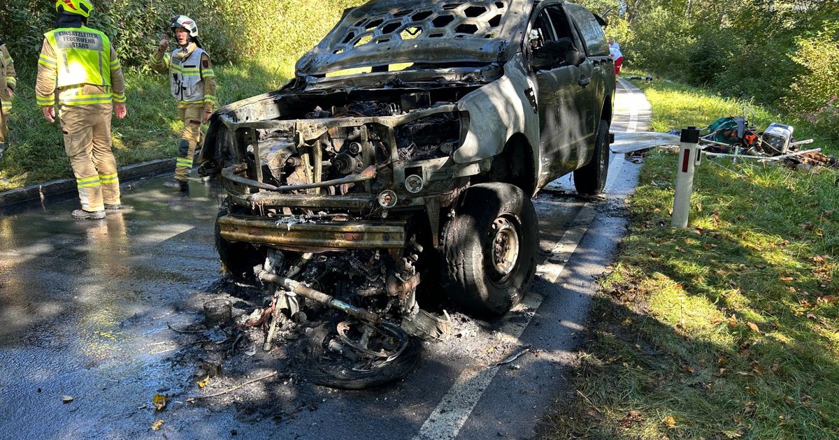 Pkw-und-Motorrad-gingen-nach-Frontalkollision-in-Stans-in-Flammen-auf
