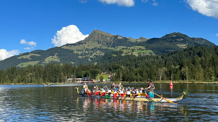 Ein ungewöhnliches Bild: Drachenboote am Schwarzsee vor dem Kitzbüheler Horn und dem Wilden Kaiser.