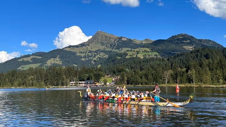 Ein ungewöhnliches Bild: Drachenboote am Schwarzsee vor dem Kitzbüheler Horn und dem Wilden Kaiser.