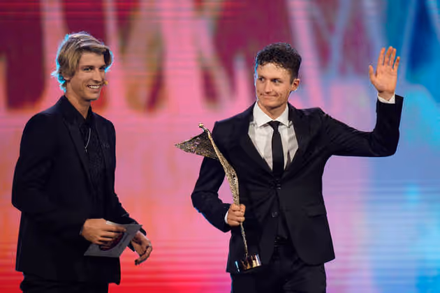 Zwei Osttiroler unter sich: Mountainbiker und Trialfahrer Fabio Wibmer (l.) überreichte Rad-Star Felix Gall den ersten von zwei Awards. 
