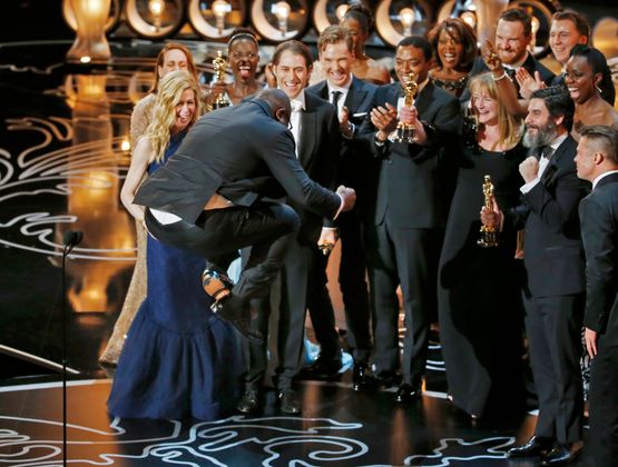 Freudensprung von Steve McQueen: Der Brite schreibt Oscar-Geschichte. Er ist der erste schwarze Filmemacher, dessen Werk mit dem Oscar als bester Film ausgezeichnet wurde.