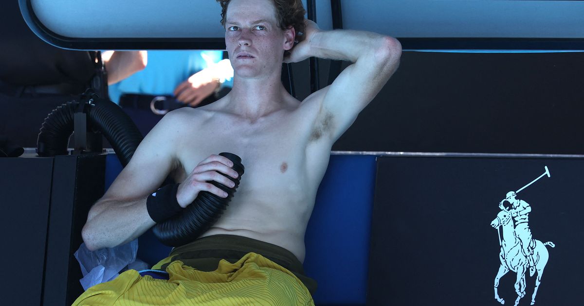 Hitzeregel-rettete-Sinner-Titelverteidiger-qu-lte-sich-mit-Kr-mpfen-ins-Achtelfinale