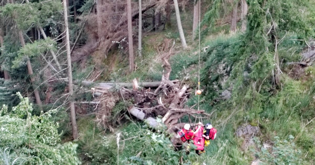In-die-Tiefe-gest-rzt-66-J-hriger-verletzt-sich-bei-Wanderunfall-in-Schwendau-schwer