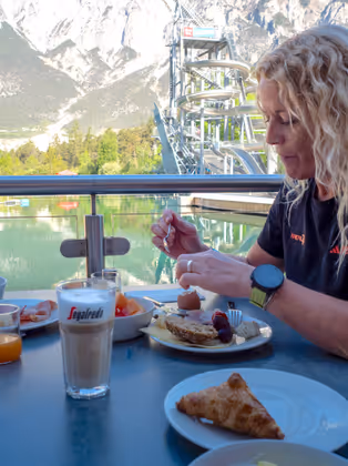 Frühstück mit Aussicht – und direktem Sprung ins Abenteuer: Das Lakeside-Restaurant liefert den perfekten Start in den Tag.