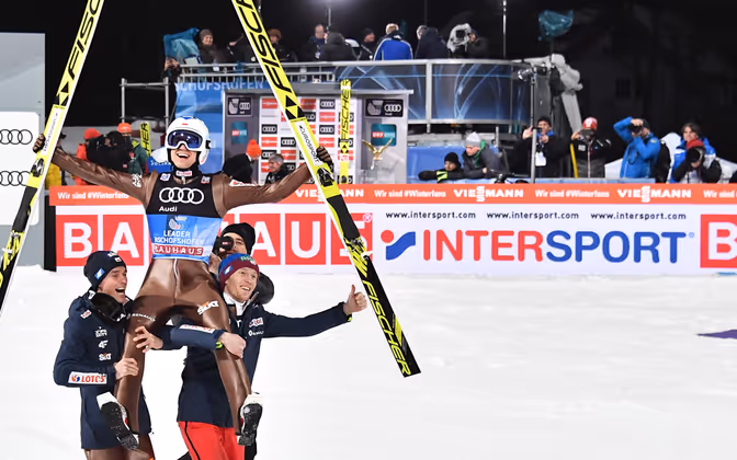 Foto des Monats Jänner: Dem Polen Kamil Stoch gelang als erst zweitem Skispringer der Grand Slam bei der Vierschanzentournee. Der Olympiasieger triumphierte auch beim Finale in Bischofshofen und schaffte 16 Jahre nach dem Deutschen Sven Hannawald Siege bei allen vier Bewerben der Traditions-Serie.