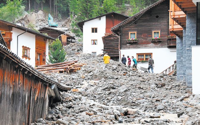 Geröllmassen bahnten sich ihren Weg an Häusern vorbei - teilweise auch durch Häuser.