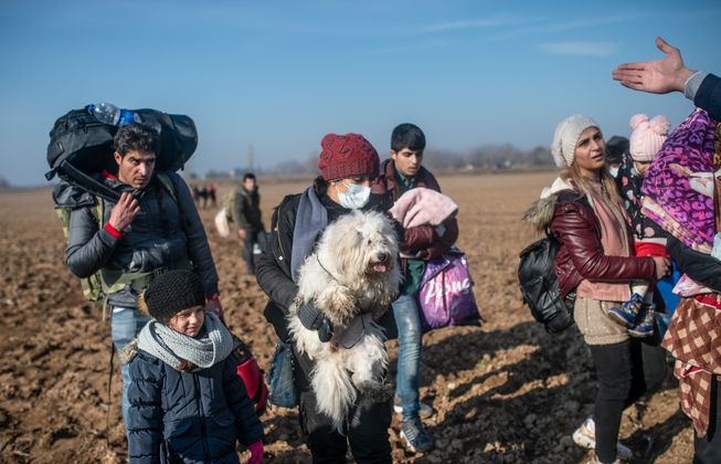 Migranten auf dem Weg zur griechischen Grenze in Pazarkule in der Provinz Edirne.