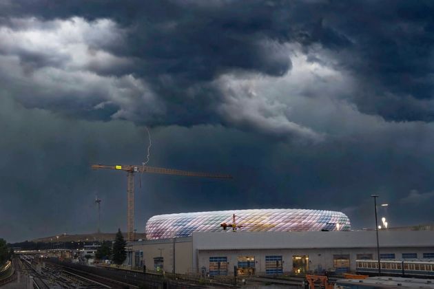 Unwetter über der Allianz Arena in München.