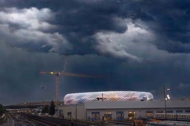 Unwetter über der Allianz Arena in München.