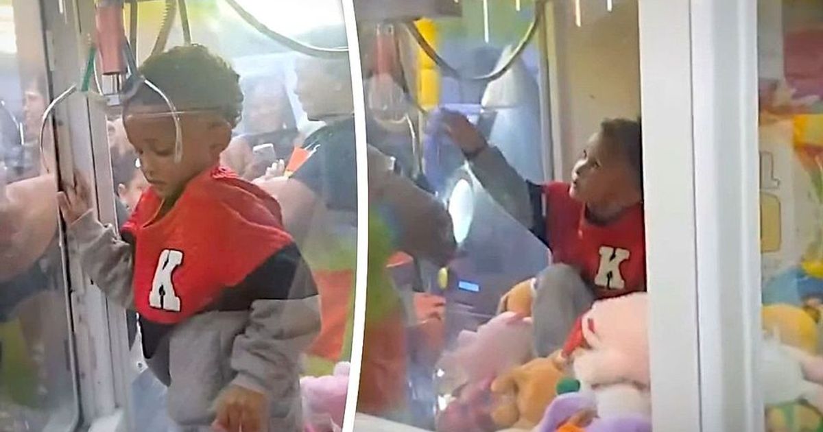 Vierj-hriger-bei-Jagd-nach-Kuscheltier-in-Greifautomaten-gefangen