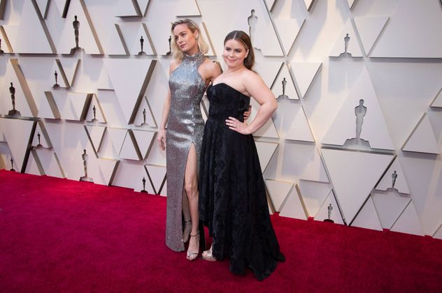Brie Larson überzeugt mit Wow-Auftritt: Ein schlichtes silbernes Kleid mit tiiiiefem Beinausschnitt.