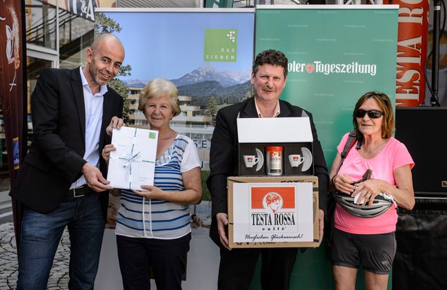 Sonia Überegger (r.) bekam von Günter Neyer (Testa Rossa) eine Kaffeemaschine überreicht, Maria Kleinhans von Norbert Adlassnigg (TT-Marketing, l.) einen Hotelgutschein für Das Sieben.