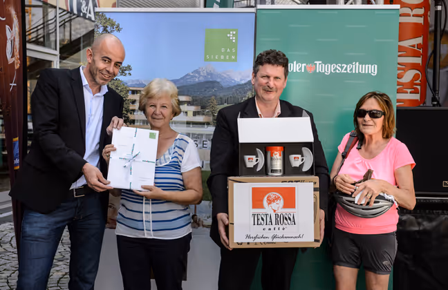 Sonia Überegger (r.) bekam von Günter Neyer (Testa Rossa) eine Kaffeemaschine überreicht, Maria Kleinhans von Norbert Adlassnigg (TT-Marketing, l.) einen Hotelgutschein für Das Sieben.