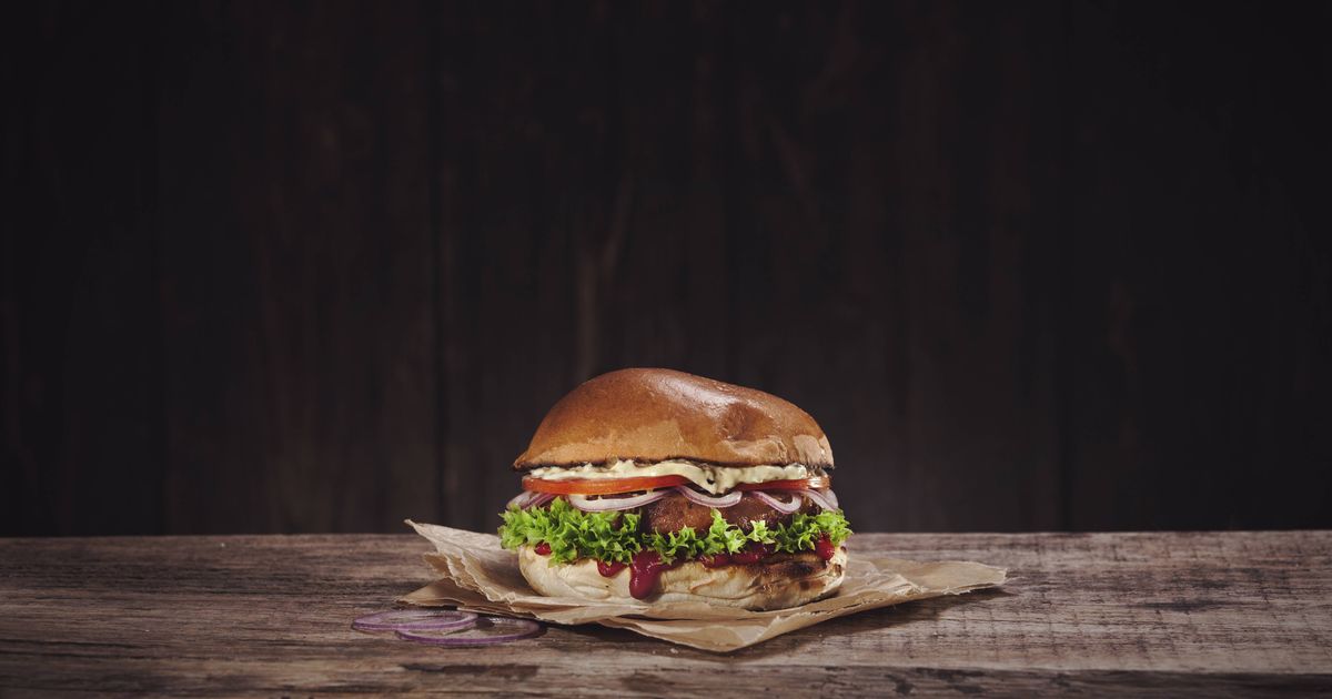 Politische-Nebelgranate-serviert-auf-Burger-Brot
