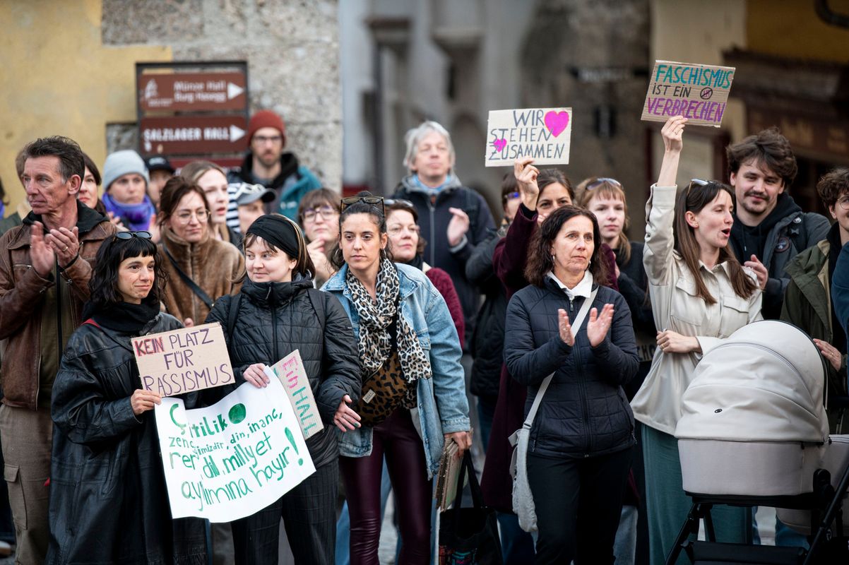 „Dürfen nicht schweigen“: Hall steht solidarisch mit rassistisch bedrohter Familie