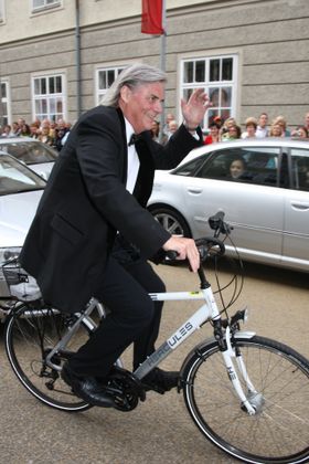 Peter Simonischek mit dem Fahrrad  am Weg zur Premiere von Georg Friedrich Haendels Oratorium „Theodora“bei den Salzburger Festspielen.