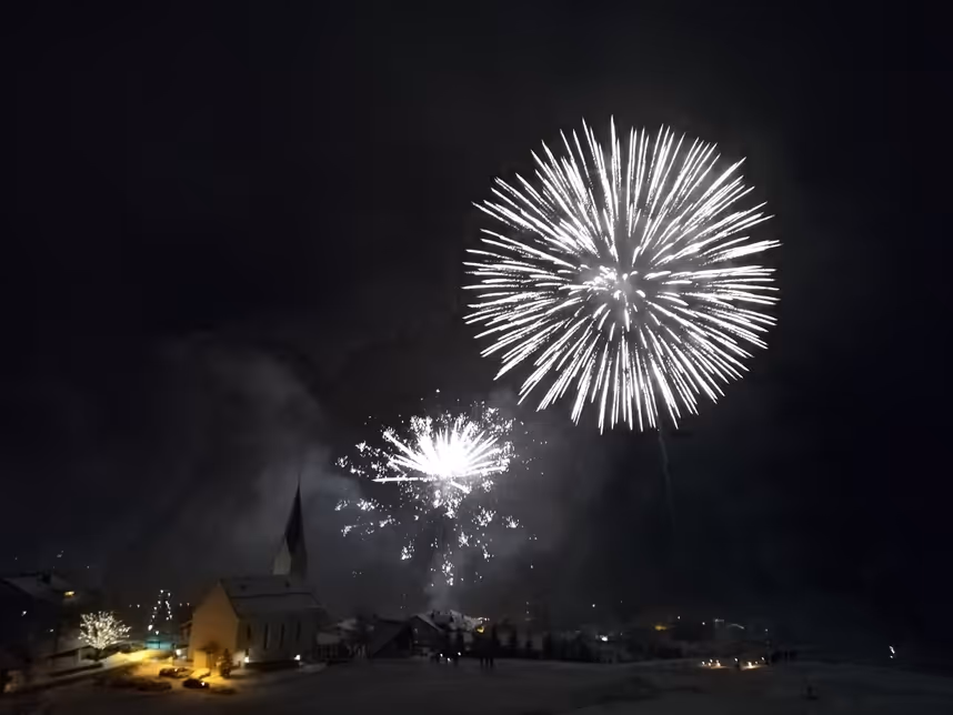 Farbenprächtig ins Jahr 2019: Die besten Fotos vom Feuerwerk in Tirol