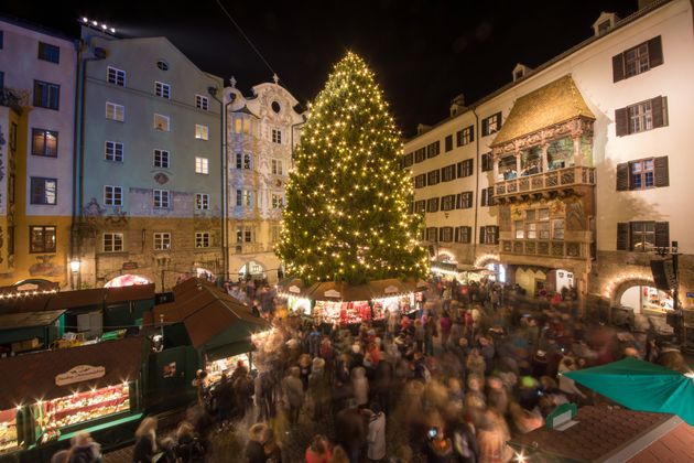 70 Standln warten in der Altstadt rund um den Christbaum.