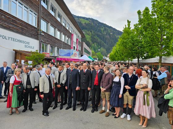 Bundeskanzler Karl Nehammer, Landeshauptmann Anton Mattle und weitere Spitzenpolitiker ließen sich das Spektakel nicht nehmen.
