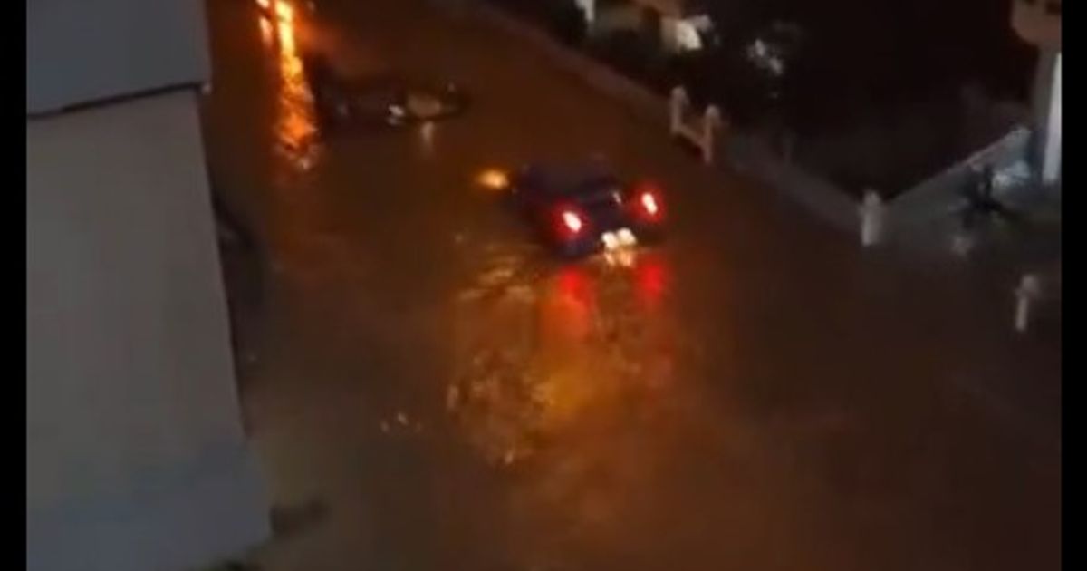 Sturm-trifft-g-is-Stra-en-berflutet-Schulen-geschlossen