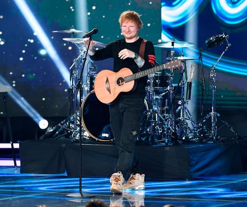 Ed Sheeran:  Begann zu stottern, nachdem ihm als Kind ein Muttermal ohne Betäubung entfernt wurde. Der Popstar überwand es durch Mitsprechen der Lieder von Rapper Eminem.