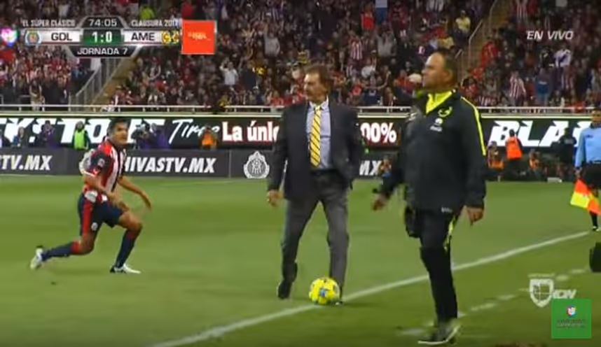 Böses Foul: Trainerlegende packte in Mexiko die Sense aus