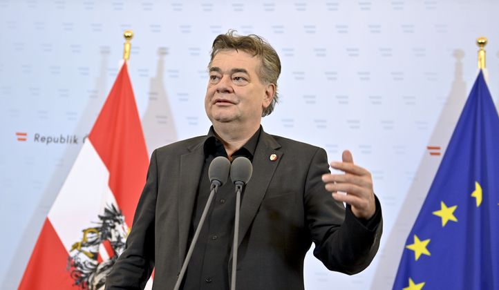 "In Wahrheit gibt es ja nur eine Welt. Da leben alle Menschen darauf, (...) aber es gibt mehrere Sichtweisen auf diese Welt." - Kogler zu Kurz' Zwei-Welten-Metapher.