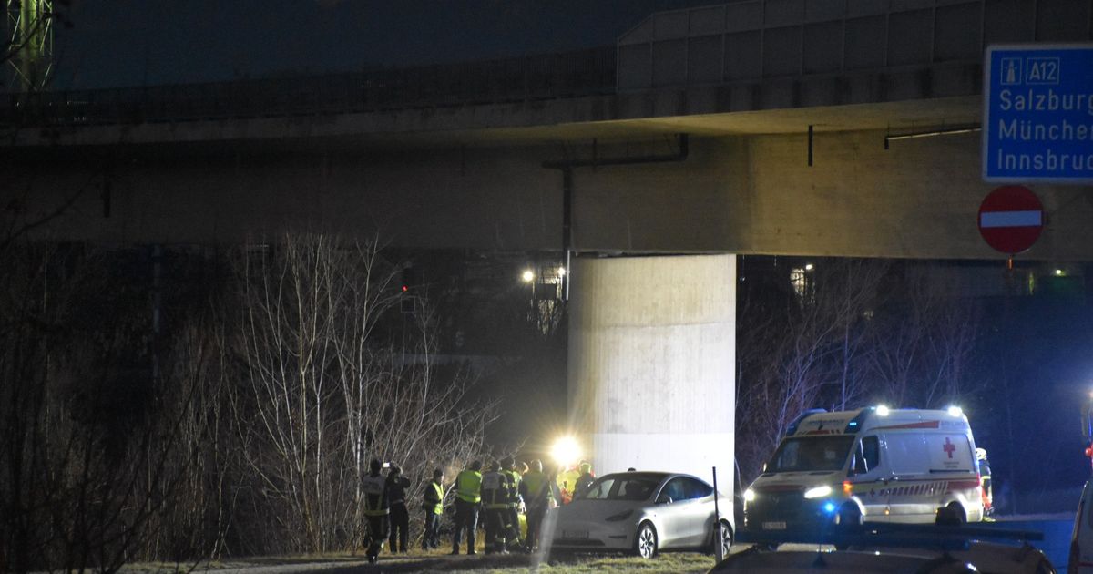 Mann-st-rzte-in-Kirchbichl-zehn-Meter-von-einer-Br-cke-und-verletzte-sich-schwer